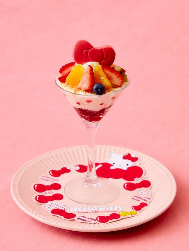 「Welcome RIBBON’s パフェ（スタンダードエリアVer.）」＜期間：2026年9月4日〜11月29日＞【ハローキティの“リボンモチーフスイーツ”がいっぱい！かわいいが詰まった「ハローキティ リボンリボン スイーツビュッフェ」でスイートなひととき♪】
