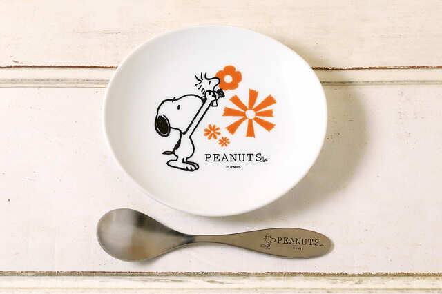 【PEANUTS Cafe「GIVE A LITTLE HAPPINESS アソート巾着ポーチ」】飾ってもかわいい絵皿とティースプーン♪