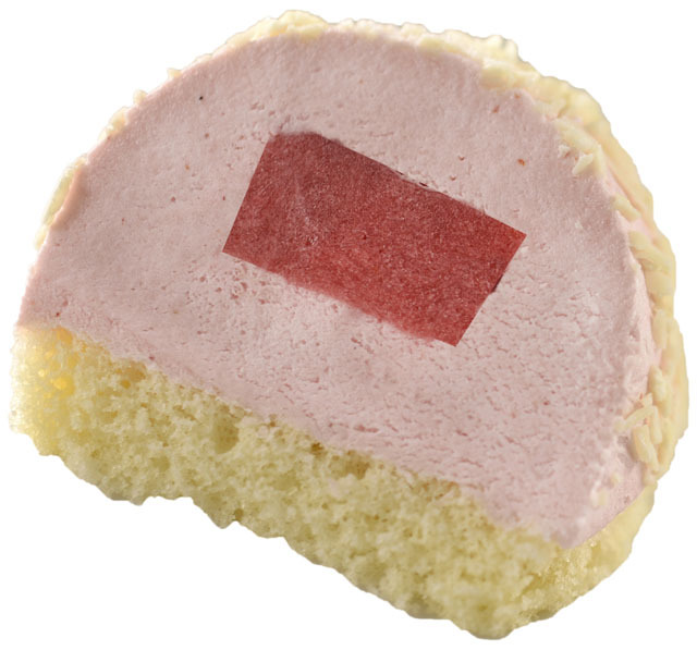 ストロベリームースケーキ、スーベニアプレート付き（断面）／東京ディズニーシー「ダッフィーのイースター・フェア」©Disney