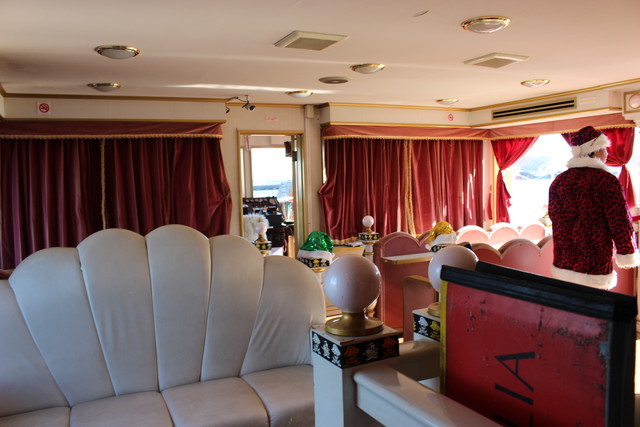 カラフルに作りこまれた船内