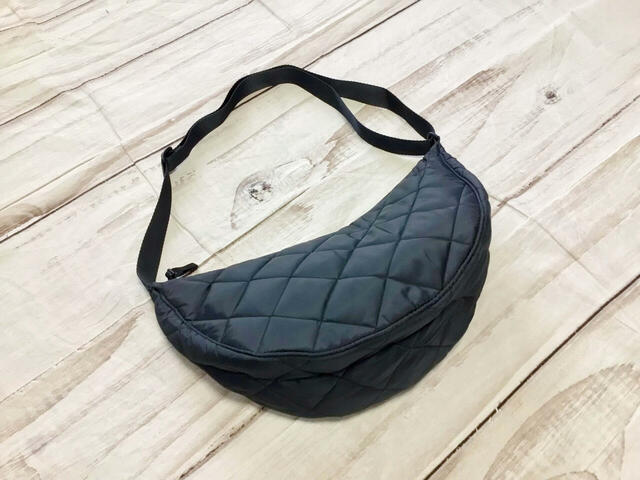 お出かけの持ち物をイン！コロンとしたフォルムがキュート♪