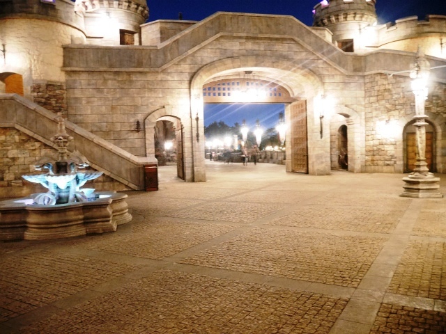 フォートレスの強固な城壁 と上げられたままの門。©Disney