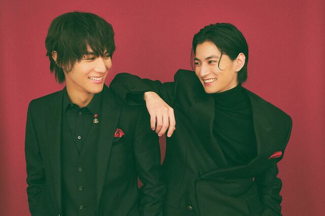 左から中川大志、渡邊圭祐  撮影：友野雄