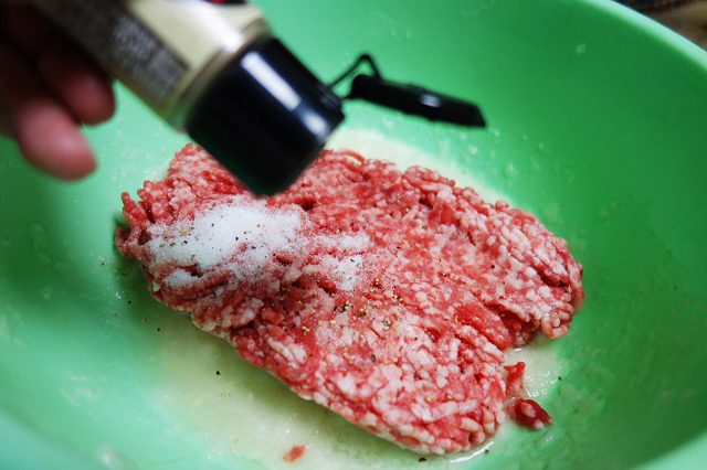 コショウを加えます。