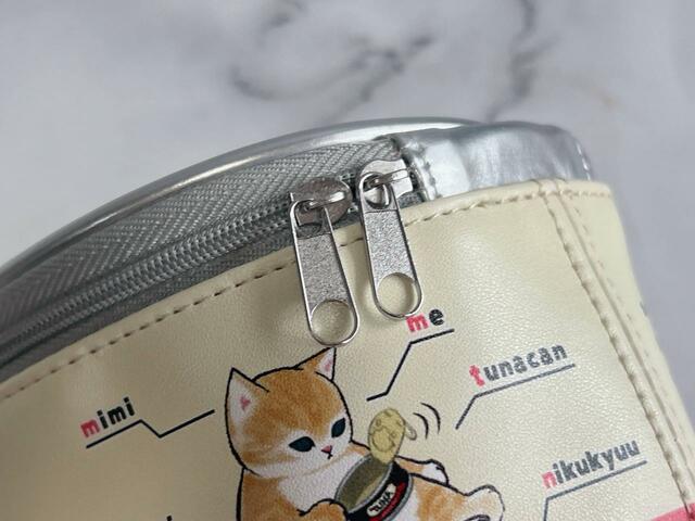 ダブルファスナーで開閉する仕様