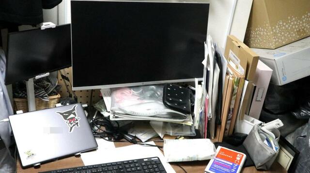 【デスク周りすっきり大改造：Before】書類はぐちゃぐちゃ、モニター下は物が平積みでカオス   