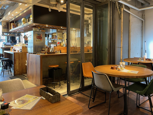 【マロリーポークステーキ】店は奥が広く、丸テーブルが3卓あった