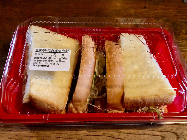 【コメダ珈琲　網焼きチキンホットサンド】肉厚チキンとたっぷりキャベツに特製ソースが染み込んだあみやきチキンホットサンド