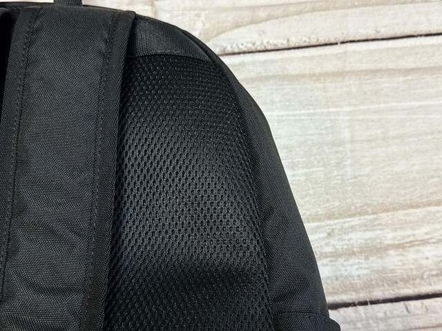 背面はメッシュ素材。暑い時期も快適に背負える工夫がうれしい！