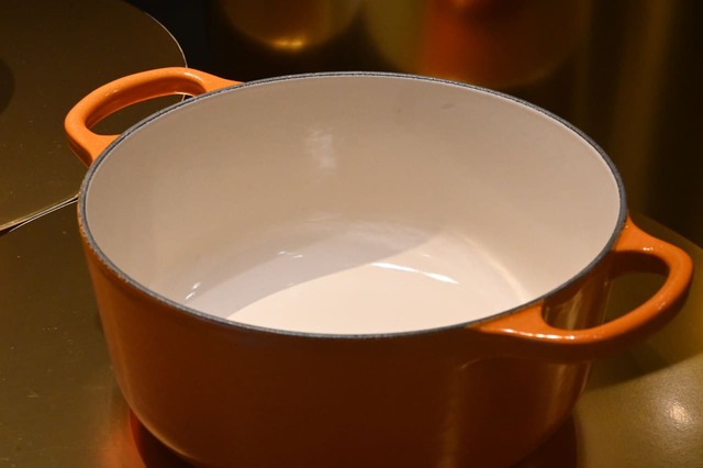 【ル・クルーゼ】お鍋の内側が明るい色で表面が滑らかな「サンドホーロー」はスープやお鍋などの水分が多い調理法が得意です