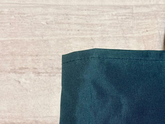 カラーは上品なネイビー。素材はポリエステルです