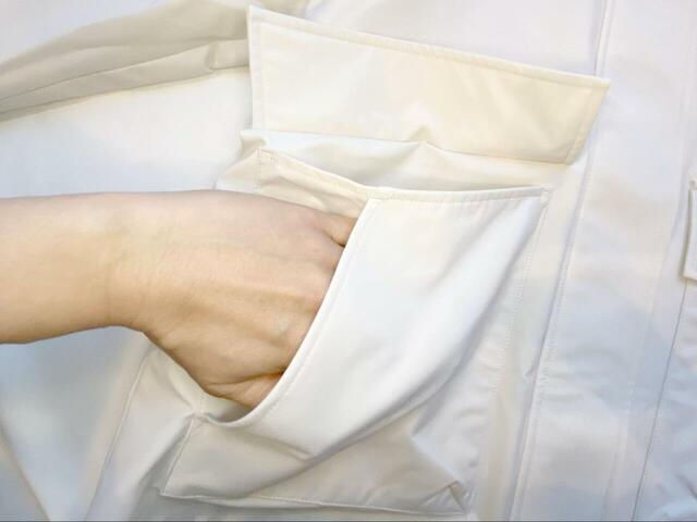 【GU マウンテンパーカ】大きめサイズの二重ポケット。スマホや鍵などの必需品をサッと入れられます◎