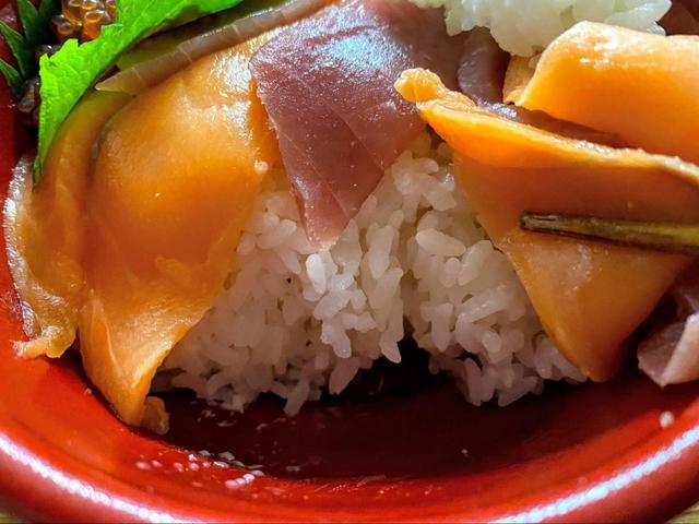 【はま寿司 寿司屋のまぐろサーモン丼】ごはんの量もばっちりです