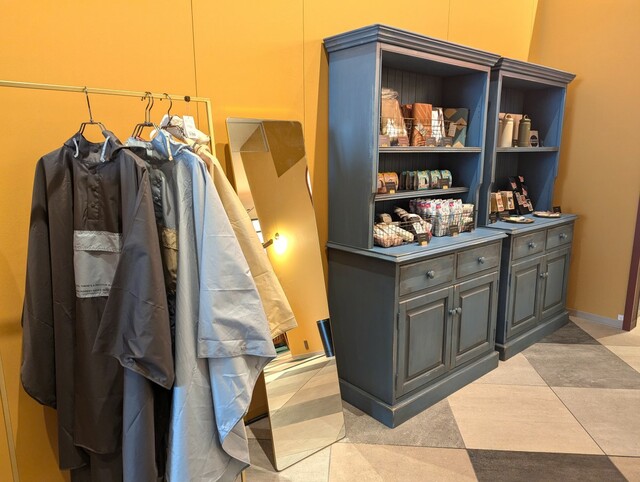 【星野リゾート 1955 東京ベイ】「Food＆Drink Station」ではレジャーシートやレインコートなども販売