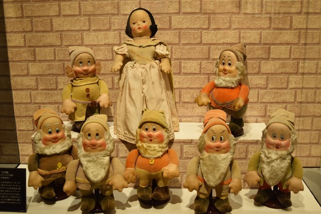 「白雪姫」1938年に作られた白雪姫とこびとたちの人形