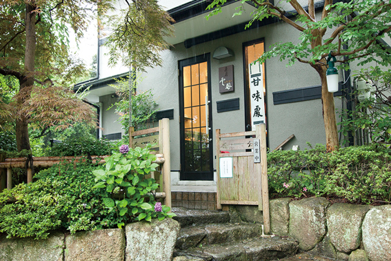 茶房 雲母／緑に囲まれた一軒家。