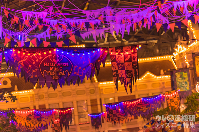 夜になると怪しくライトアップされるワールドバザールの天井でハロウィーン気分は最高に