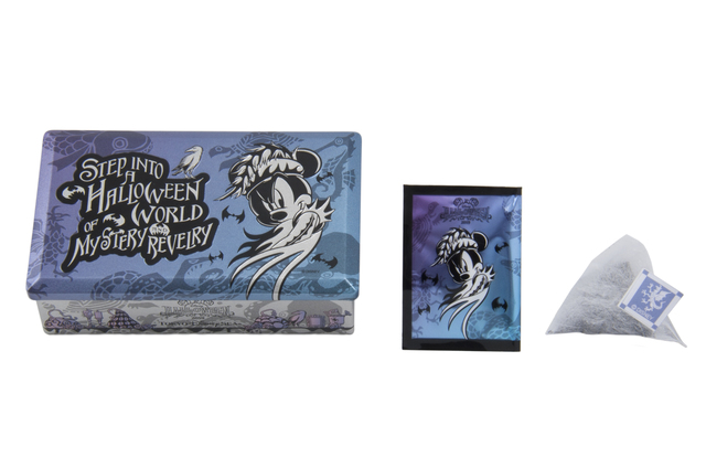 ブルーブレンドハーブティー＆ハニーレモンシロップ 1,200円｜縦約8.5×横約14×高さ約4cm｜【内容量】ハーブティー(ブラックベリー風味) 5g(1g×5袋)、シロップ(ハニーレモン) 25g(5g×5袋)｜東京ディズニーリゾート「ディズニー・ハロウィーン」2019 スペシャルグッズ｜販売店舗：東京ディズニーシー「ヴァレンティーナズ･スウィート」