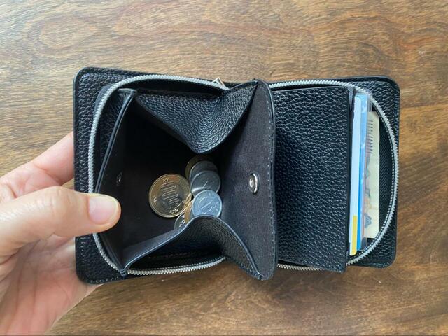 【3COINS カードケース】小銭入れとお札収納スペースも！小銭入れはスナップボタンでガバッと開く仕様です
