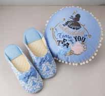 爽やかな水色シューズで夏の冷房対策。ルームシューズ2700円、コロンと可愛いクッション2160円 