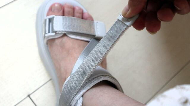 【GU ボリュームソールテープサンダル】見つけやすくつまみやすい、テープ先端が技ありです