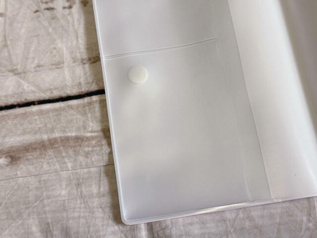 診察券や保険証が入るカードポケット付き