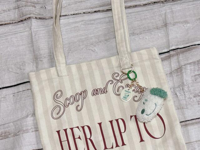 A4サイズが入るトートバッグにつけてみました。アクセントになってかわいい！