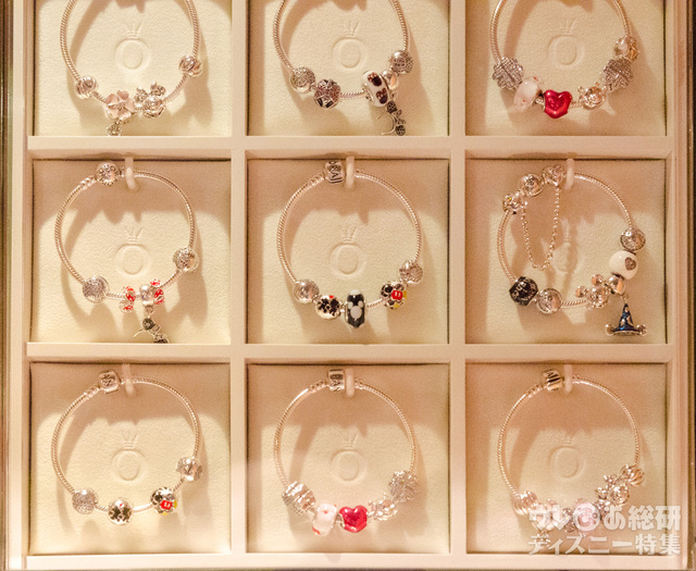 店内に多数のサンプルを参考に選ぶと選びやすい。赤や黒の大きなチャームやハットのチャームを中心に左右対称に組み合わせるとキレイな配置に。