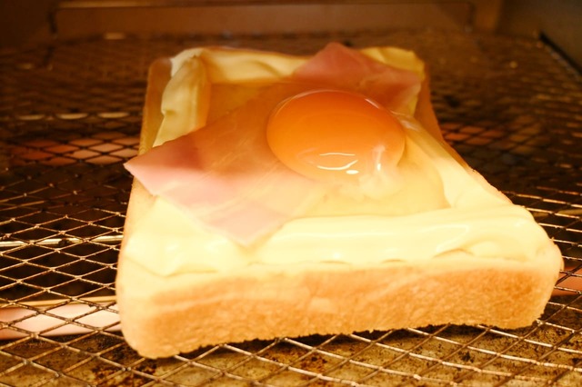 【卵とベーコンのマヨトースト】トースターで焼く