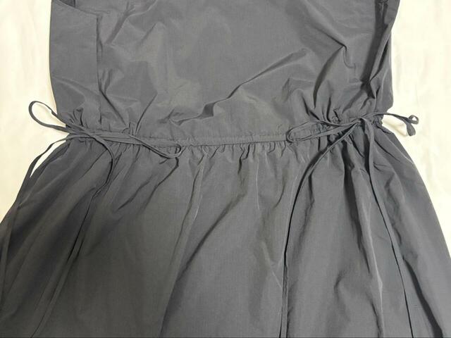 【ユニクロC  ギャザーワンピース／ノースリーブ】ウエスト部分にはドローストリング（紐）が付いており、シルエットの調整が可能！