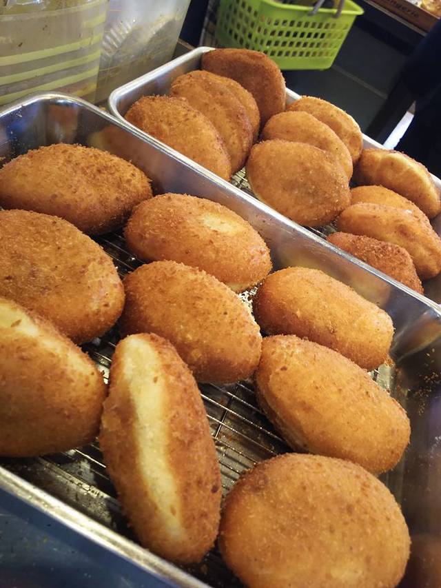 自家製の牛肉ゴロゴロカレーパン。