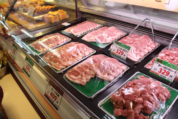 お肉の量り売りも。