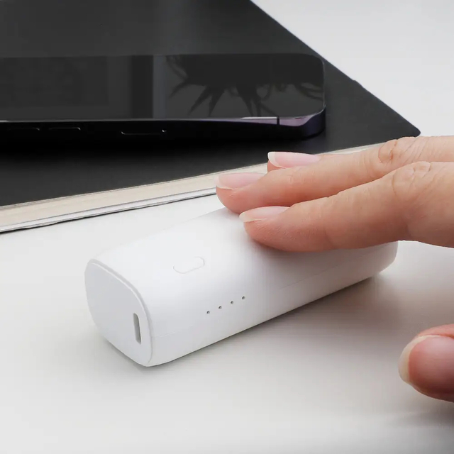 「モバイルバッテリーシリーズ OWL-LPB5018」コロっとした丸みが特徴