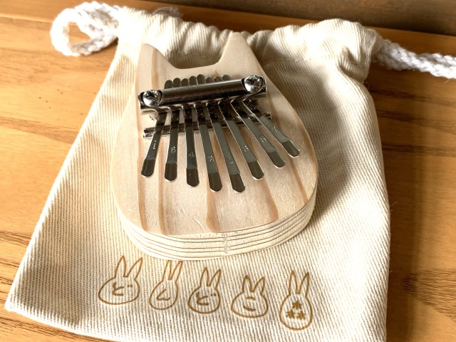 トトロの形をしたカリンバは巾着付き