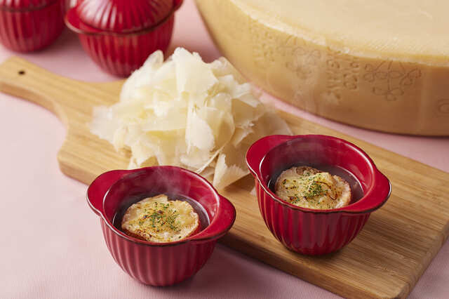 【ストロベリースイーツブッフェ -Magical Strawberry Field-】「ロディジャーノチーズで仕上げるオニオングラタンスープ」