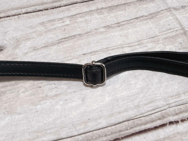 ショルダーストラップはアジャスターで長さ調整が可能