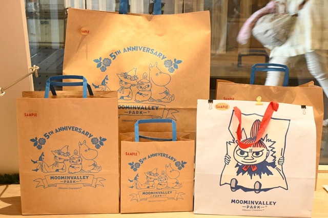 ムーミンバレーパーク各店ではオリジナルのショッパーも