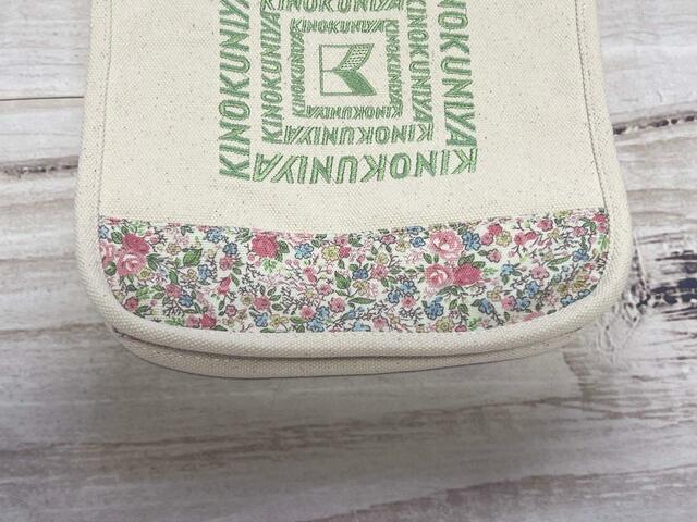 フロントとバックの下部に「Rewona」の柄が使用されています