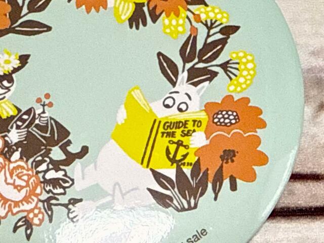 お花の輪っかの中に読書しているムーミンがいます♪