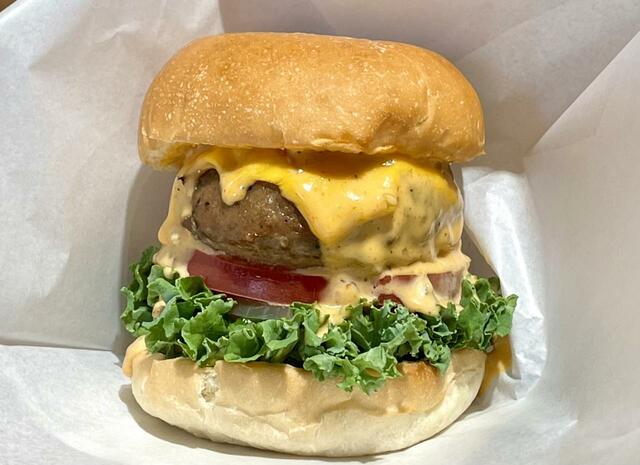 【MUJI Kitchen】分厚くて、肉肉しい手ごねハンバーグをはさんだ『MUJI Kitchen』の「チーズバーガー」