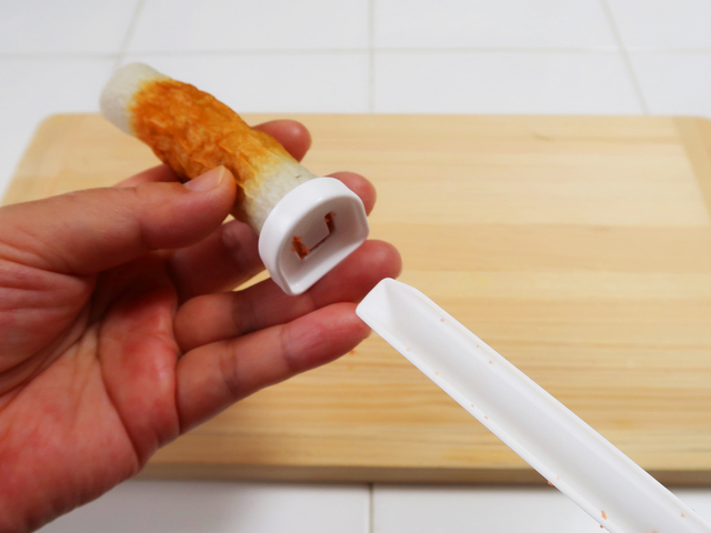 ちくわと抜き取り固定板を手で押さえながら、抜き取ります