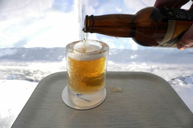 【リゾナーレトマム】アイスヴィレッジ内の「氷のラーメン屋」で提供されるビール（1,500円）