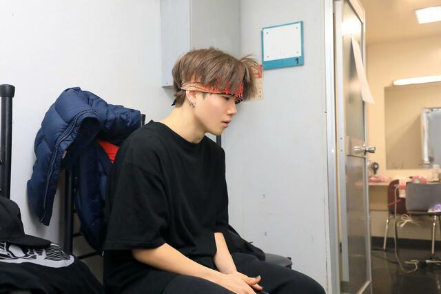 歌の練習に集中しているRYOTA