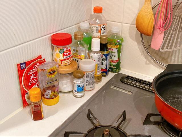 【ニトリ　コンロ横ラック】ラック設置前は調味料でごちゃごちゃ…