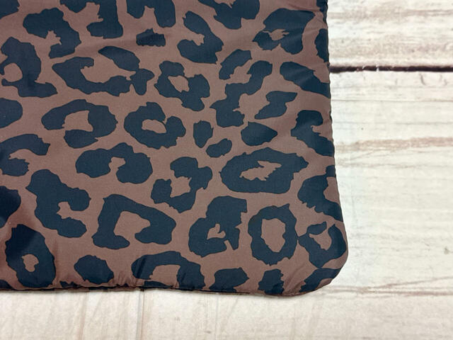 ブラウンベースにスミくろのレオパード柄。派手すぎずシックな印象が◎