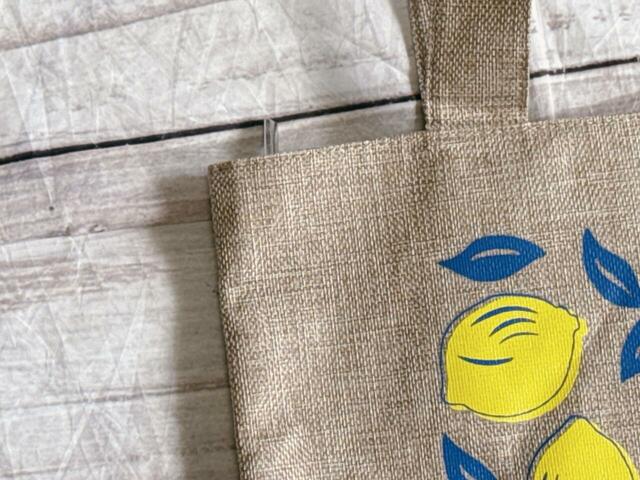 【カルディ　レモンバッグ】素材は麻風のポリエステル。初夏にぴったりな生地♪