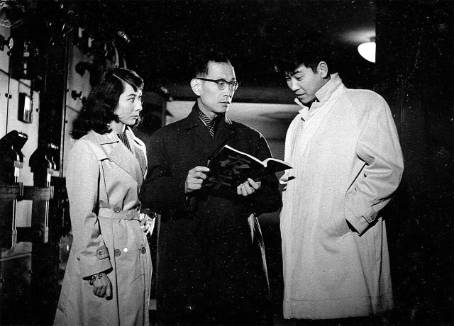 映画「夜の牙」(左から月丘夢路、井上梅次監督、石原裕次郎)