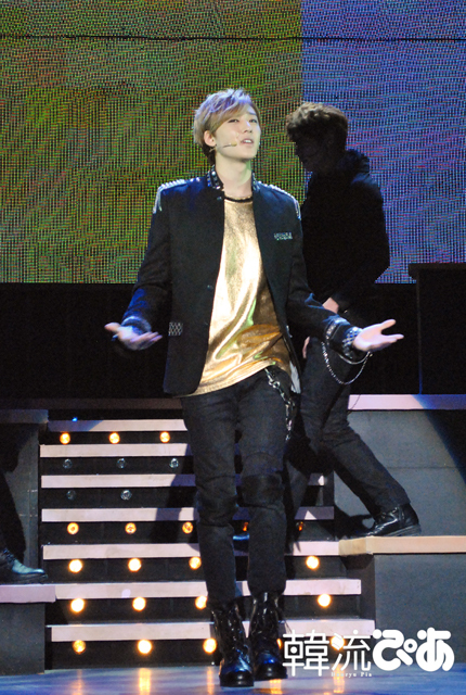 キレキレのダンスで魅了するケビン(U-KISS)