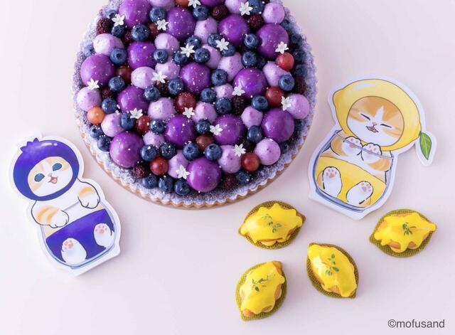 「(左)ブルーベリーにゃんのタルト(右)レモンにゃんのケーキ」<期間:2026年9月3日~12月27日>【「mofusand」初のコラボスイーツビュッフェ開催!愛くるしい”にゃんこ“と甘いスイーツをヒルトン大阪で堪能♪】