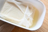 【豆腐の水切り】電子レンジで加熱した後に出た水分。しっかり水分が抜けていることが分かります。豆腐が熱いので注意。